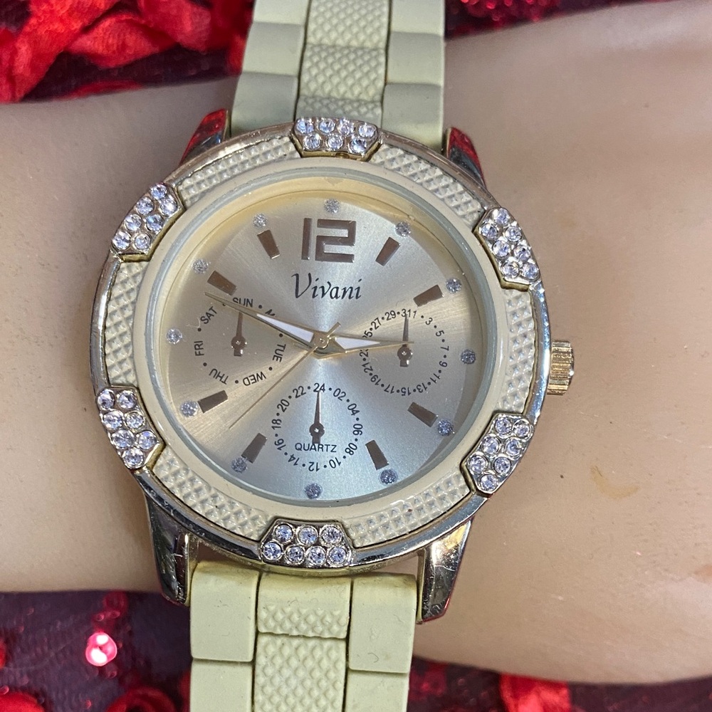 Vintage Sage Green Wrist Watch - Picture 2 of 6